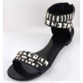 Fashion Studded flache Frauen Sommer Sandalen (HCY02-078)